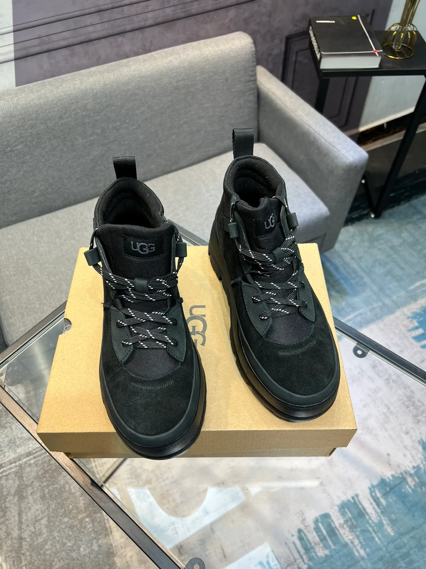 Men's shoes 💰620 (UGG) New 👉 Warm series for casual men, the simple and elegant shoe style sublimates the classics, the fabric is made of imported cowhide embossed ➕ warm real wool lining, and the special rubber outsole upgrades the wearing experience ✌️ Comfortable on the feet, very domineering! Code number:38-44